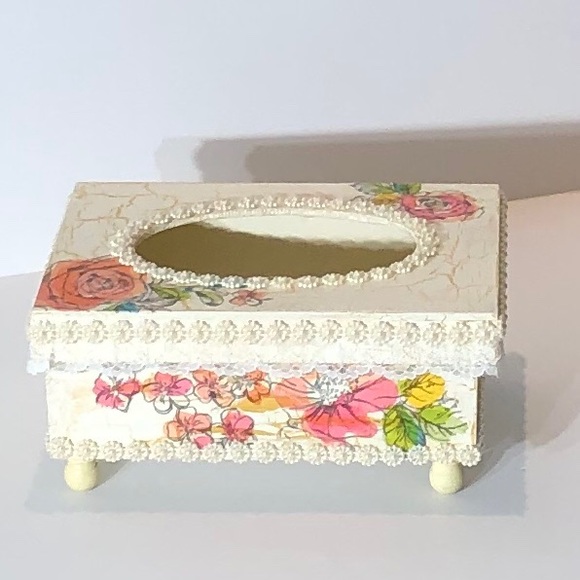 Vintage Style Ivory Tissue Box with Flowers - Picture 5 of 10